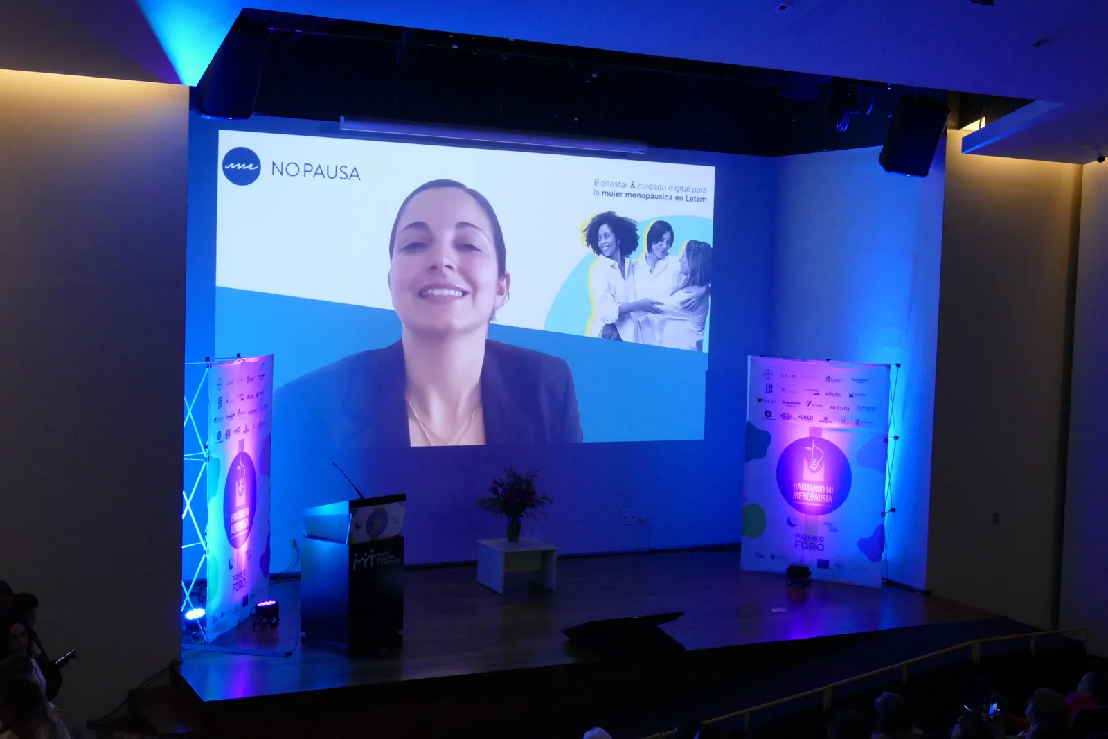 Conferencia transmitida en la pantalla grande del auditorio.
